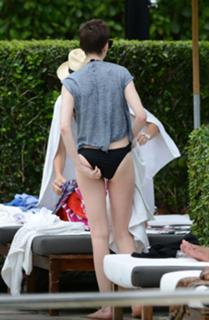 Anne Hathaway feet photo thumbnail