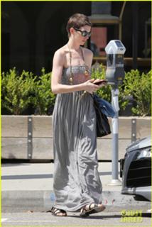 Anne Hathaway feet photo thumbnail
