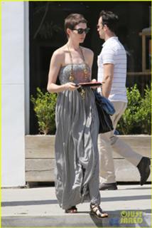 Anne Hathaway feet photo thumbnail