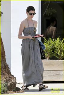 Anne Hathaway feet photo thumbnail