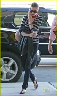 Anne Hathaway feet photo thumbnail