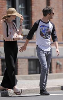 Anne Hathaway feet photo thumbnail