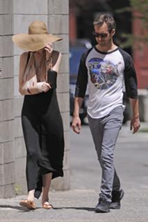 Anne Hathaway feet photo thumbnail