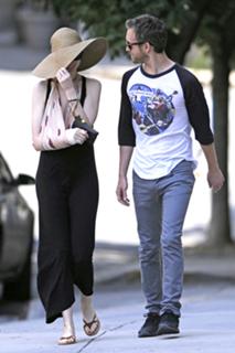 Anne Hathaway feet photo thumbnail