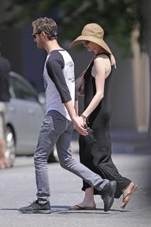 Anne Hathaway feet photo thumbnail