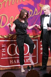Anne Hathaway feet photo thumbnail