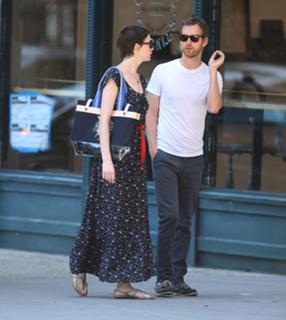 Anne Hathaway feet photo thumbnail
