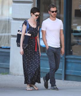 Anne Hathaway feet photo thumbnail