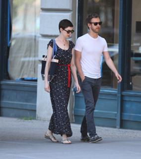 Anne Hathaway feet photo thumbnail