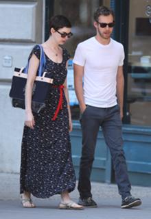 Anne Hathaway feet photo thumbnail