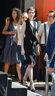 Anne Hathaway feet photo thumbnail