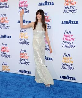 Anne Hathaway feet photo thumbnail