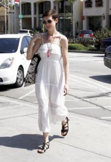 Anne Hathaway feet photo thumbnail