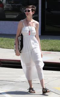 Anne Hathaway feet photo thumbnail