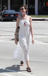 Anne Hathaway feet photo thumbnail