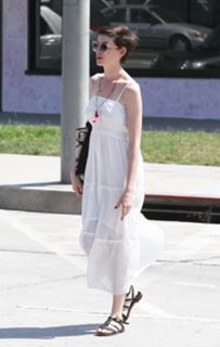 Anne Hathaway feet photo thumbnail