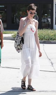 Anne Hathaway feet photo thumbnail