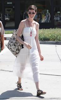 Anne Hathaway feet photo thumbnail