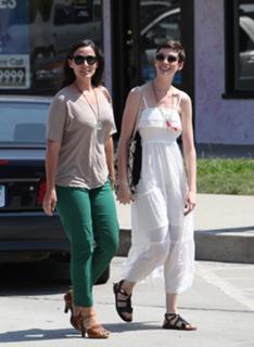 Anne Hathaway feet photo thumbnail