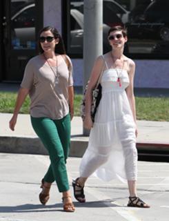 Anne Hathaway feet photo thumbnail