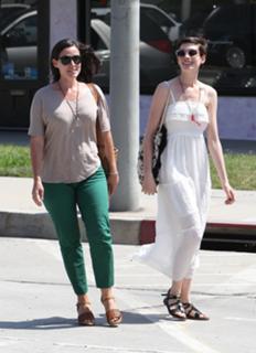 Anne Hathaway feet photo thumbnail