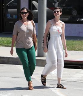 Anne Hathaway feet photo thumbnail