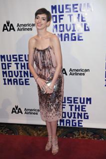 Anne Hathaway feet photo thumbnail