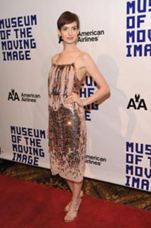 Anne Hathaway feet photo thumbnail
