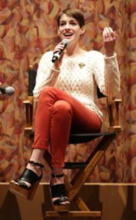 Anne Hathaway feet photo thumbnail