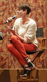 Anne Hathaway feet photo thumbnail