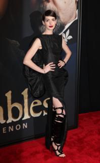 Anne Hathaway feet photo thumbnail