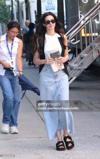 Anne Hathaway feet photo thumbnail