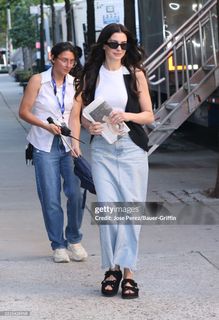 Anne Hathaway feet photo thumbnail