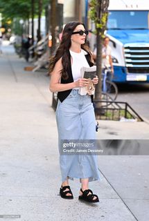 Anne Hathaway feet photo thumbnail