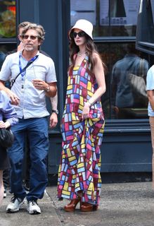 Anne Hathaway feet photo thumbnail