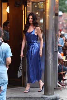 Anne Hathaway feet photo thumbnail