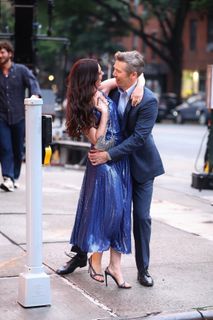 Anne Hathaway feet photo thumbnail