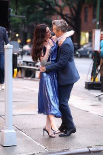 Anne Hathaway feet photo thumbnail