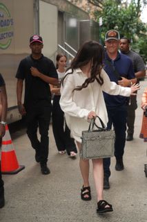 Anne Hathaway feet photo thumbnail