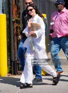 Anne Hathaway feet photo thumbnail