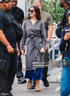 Anne Hathaway feet photo thumbnail