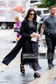 Anne Hathaway feet photo thumbnail