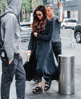 Anne Hathaway feet photo thumbnail