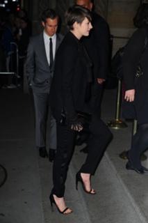 Anne Hathaway feet photo thumbnail