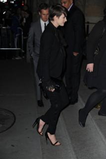 Anne Hathaway feet photo thumbnail