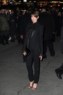 Anne Hathaway feet photo thumbnail