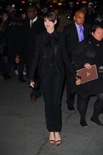 Anne Hathaway feet photo thumbnail