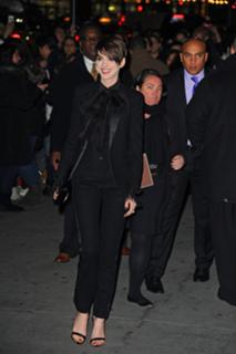 Anne Hathaway feet photo thumbnail