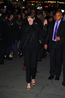 Anne Hathaway feet photo thumbnail