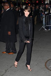 Anne Hathaway feet photo thumbnail